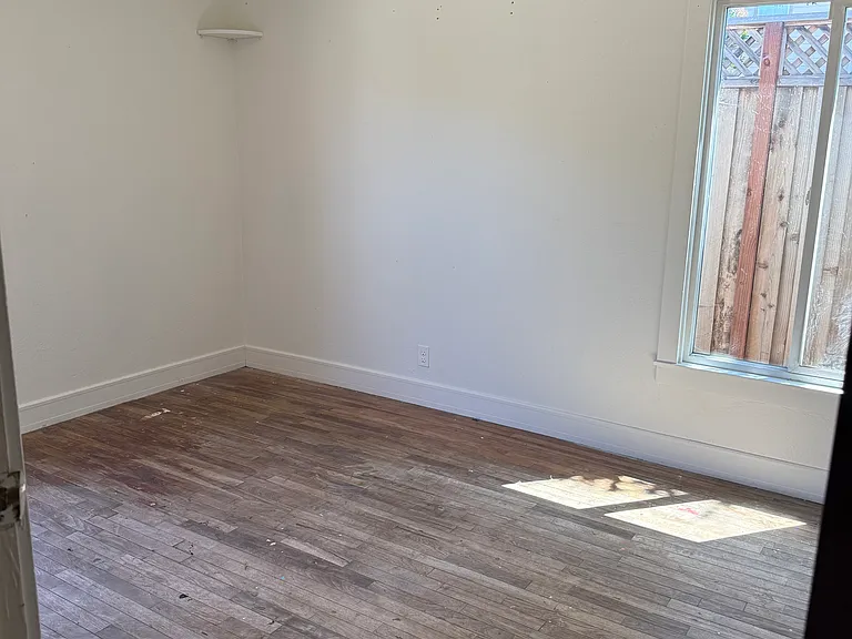 889 Jennings Ave — Photo 8