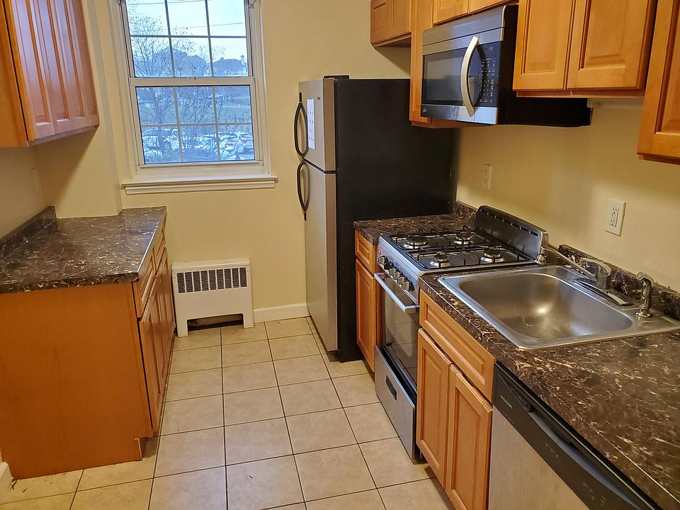 Granite counters & stainless steel appliances. Fully stocked kitchen w/ dishwasher & microwave.