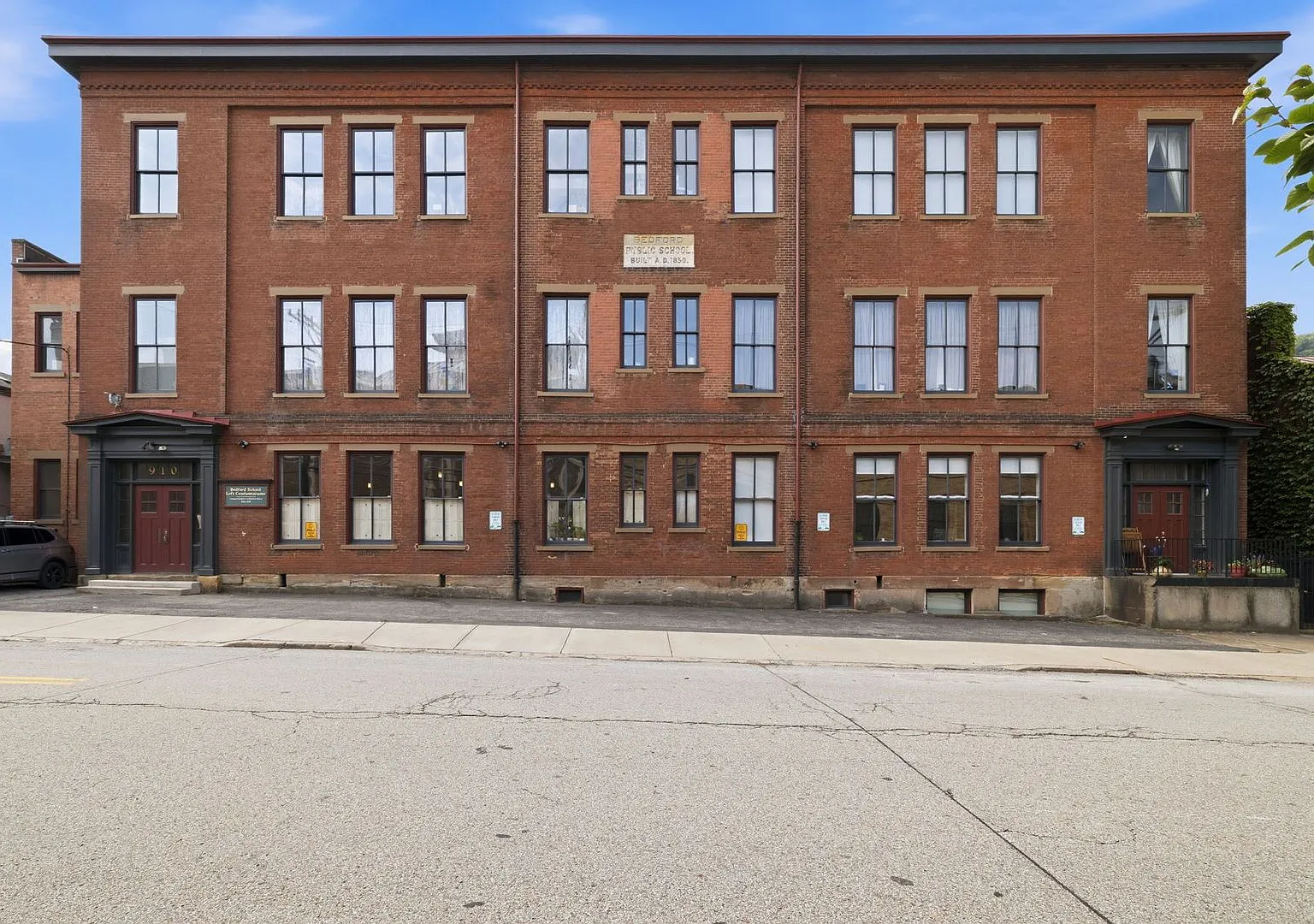 *Beautifully Updated & Unique 1BD/2BA Condo Unit Available in South Side* — Photo 1