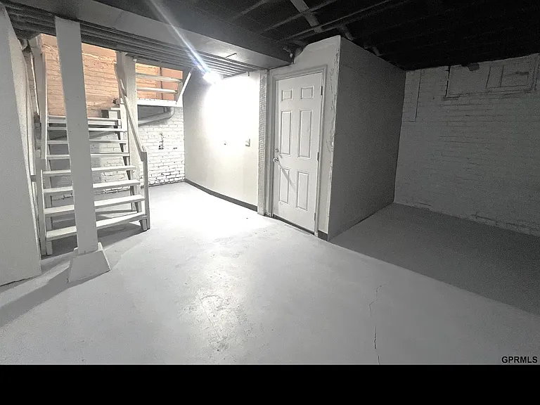 913 Forest Ave — Photo 2