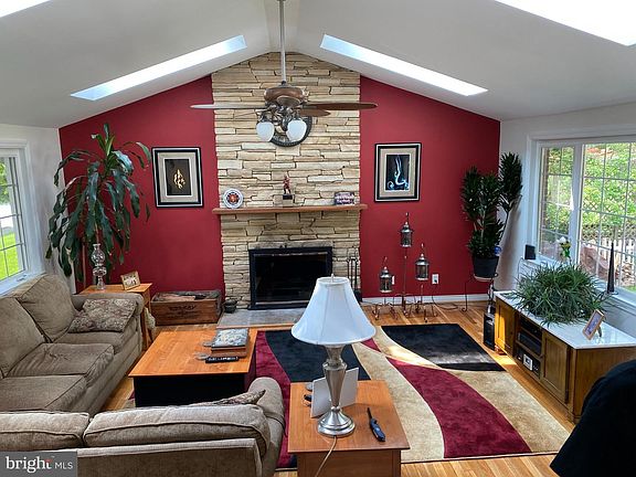3rd image of 912 Southwick Dr