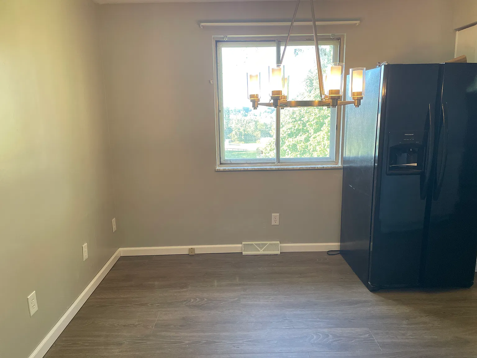 3 bed, 1100 sqft, $1,300 — Photo 2