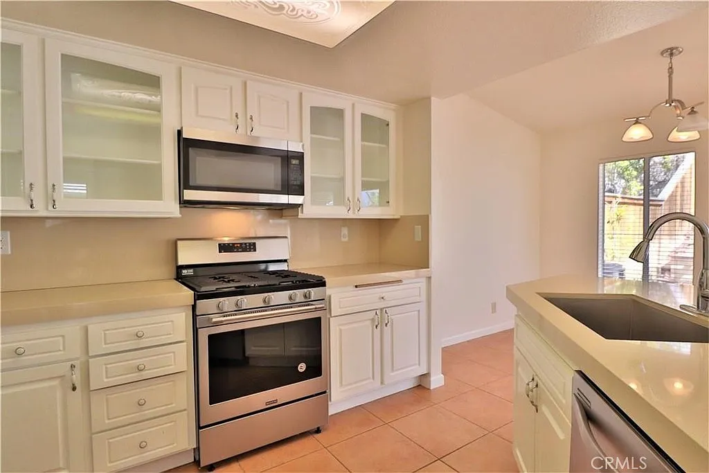 3 bed, 1210 sqft, $4,000 — Photo 2