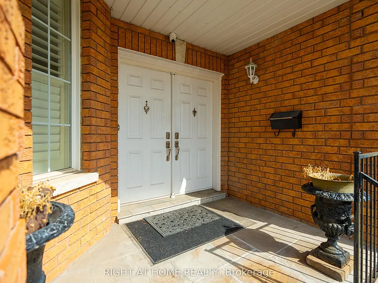 284 Maple Leaf Dr — Photo 2