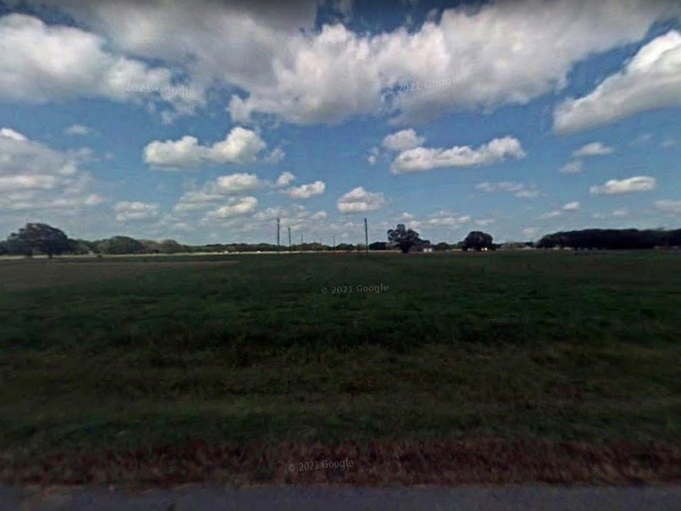 2nd image of 815 Lakeland Cir