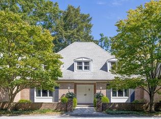 217 Feeks Ln, Locust Valley, NY 11560