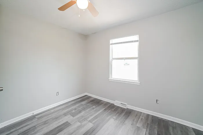 317 NE Lakeview Dr — Photo 6