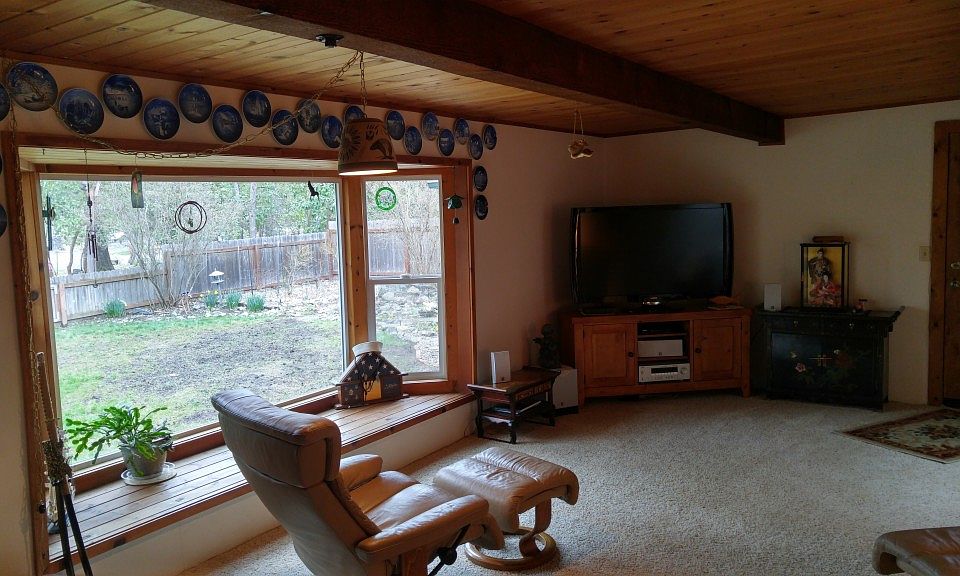2nd image of 934 Foots Cres