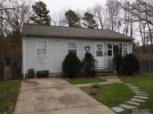 905 Michigan Ave, Bellport, NY 11713