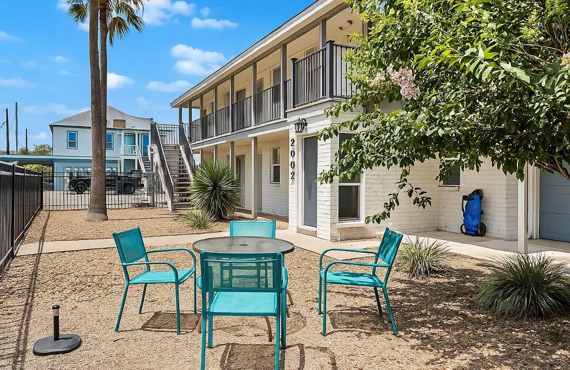 2 bed, 1.0 bath, 738 sqft, $1,550 — Photo 2