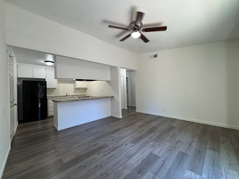 7604 Loucreta Dr — Photo 4