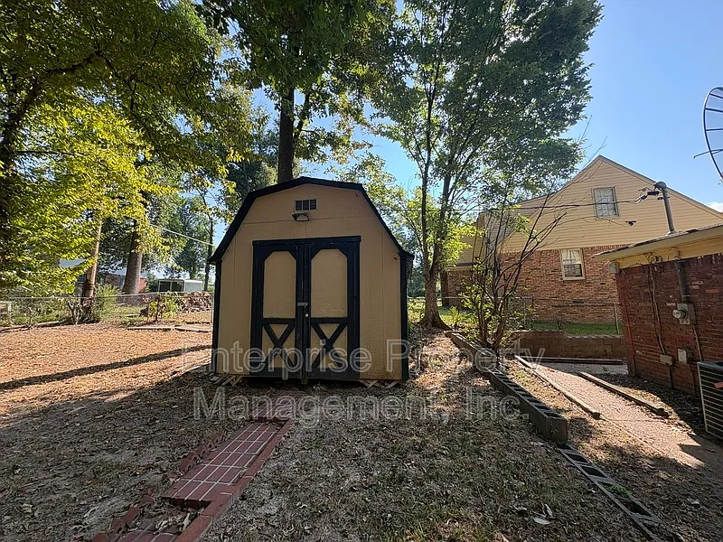 4 bed, 2.0 bath, 1898 sqft, $1,650 — Photo 4