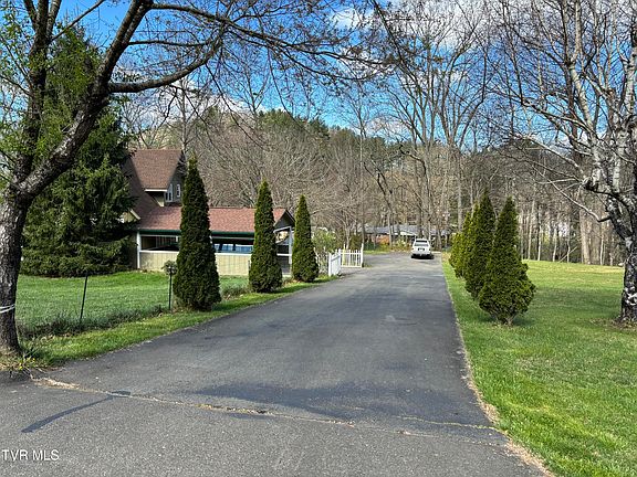 2nd image of 250 E Hillcrest Dr