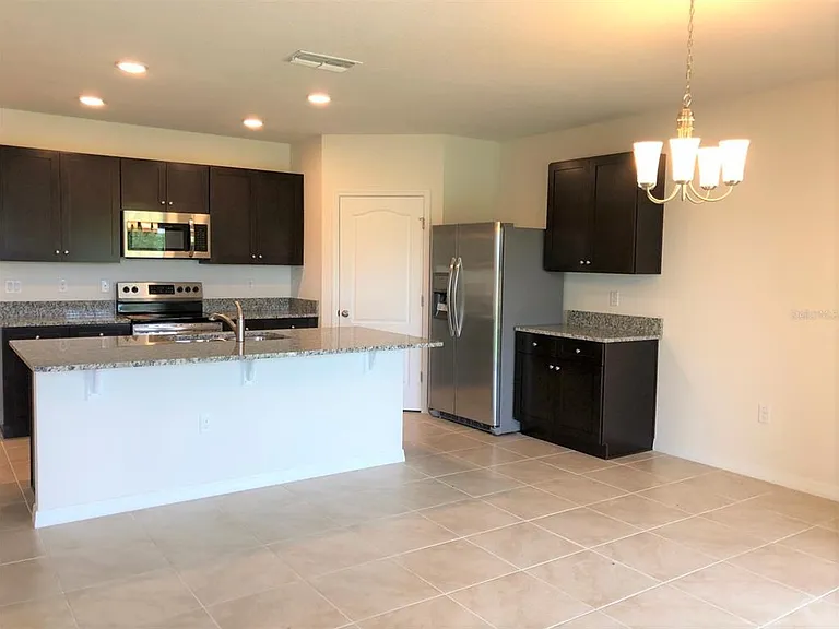 194 Saint Thomas Dr — Photo 2