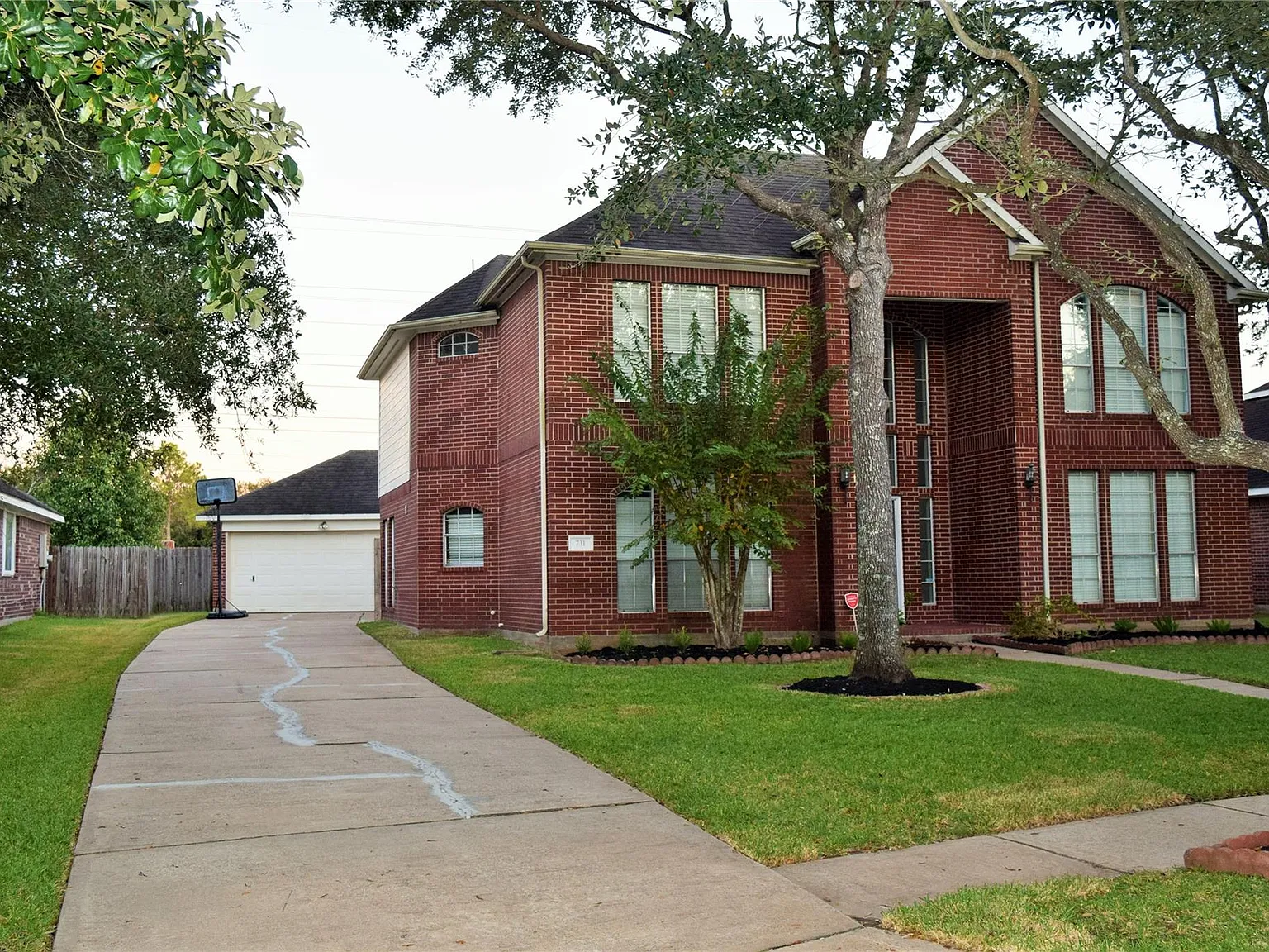 4 bed, 2.5 bath, 2751 sqft, $2,500 — Photo 2