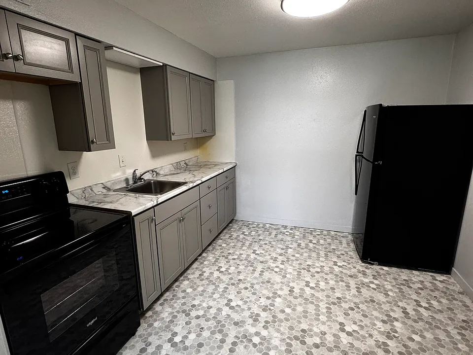 600 E 6th St #9