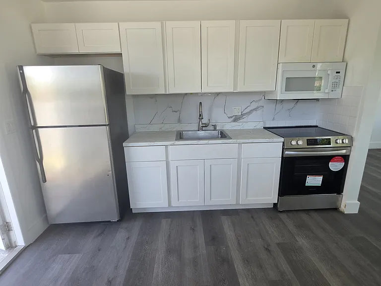 117 SE 2nd Ave #1 — Photo 5