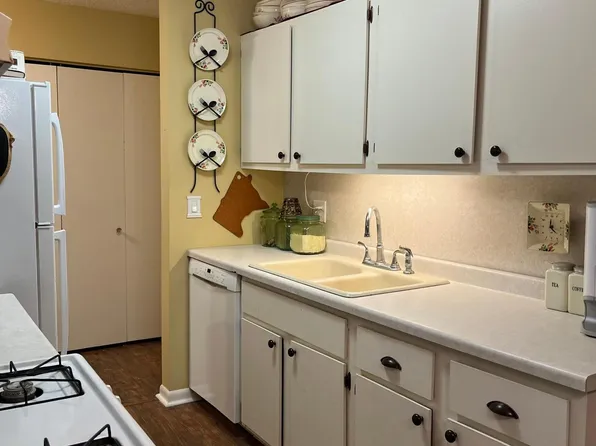 4201 Lakeside Ave N APT 308, Brooklyn Center, MN 55429