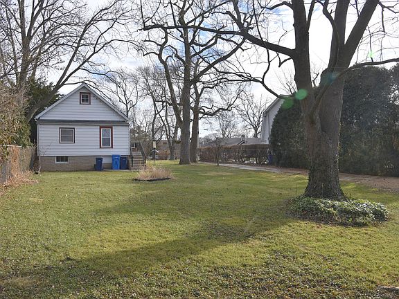 2nd image of 2724 Roslyn Ln