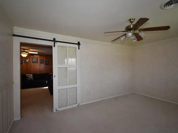 1008 NE 1st St, Earth, TX 79031