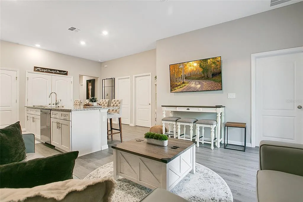 3 bed, 2.0 bath, 1215 sqft, $2,400 — Photo 4