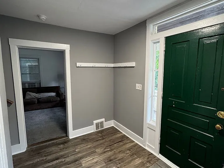 942 Woodlawn Ave — Photo 3