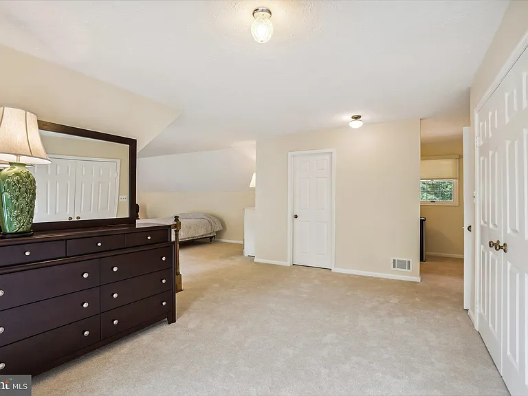 9708 Locust Hill Dr — Photo 28