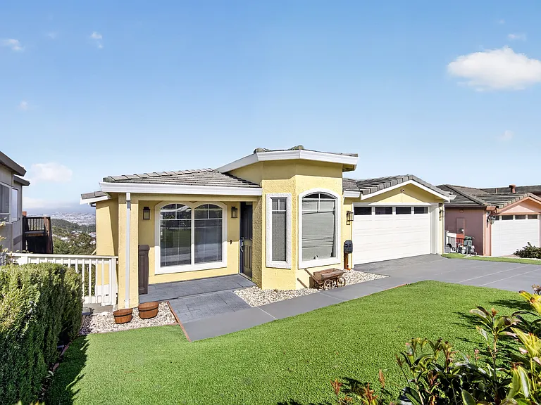 208 Goodwin Dr — Photo 3