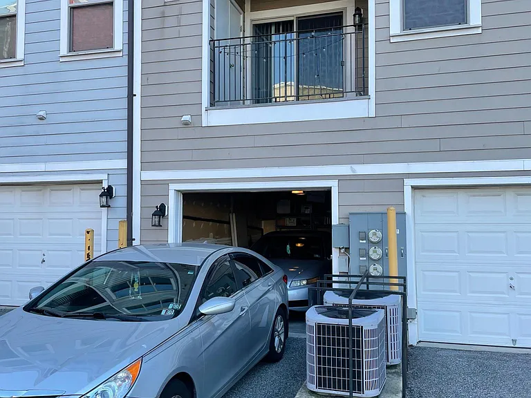 912 E Lombard St — Photo 9