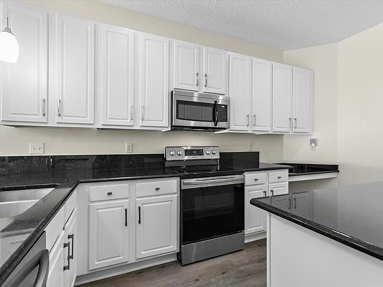 8884 Hampton Landing Dr E — Photo 14