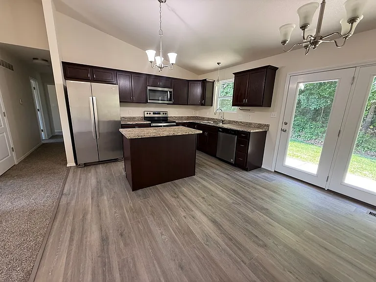 923 Foster Ct — Photo 4