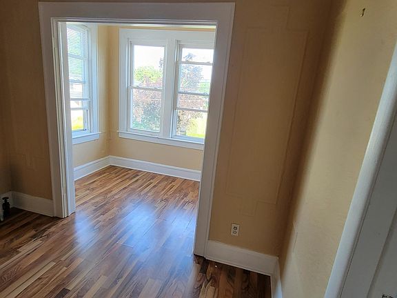 LIVING AREA WITH DEN