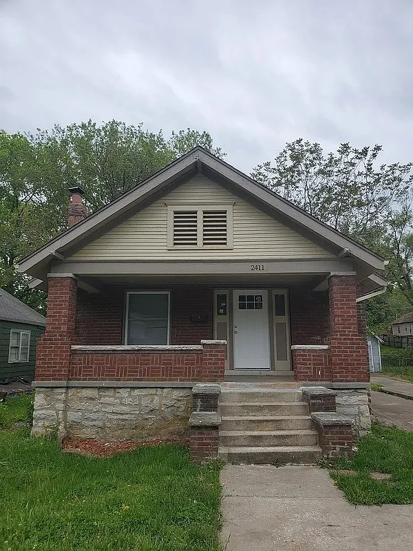 3 bed, 1.0 bath, 1144 sqft, $1,195 — Photo 1