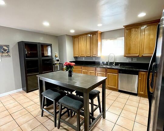 3rd image of 710 1/2 Venice Way