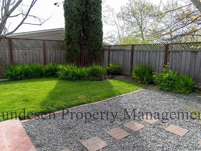 806 Wine Ct — Photo 15