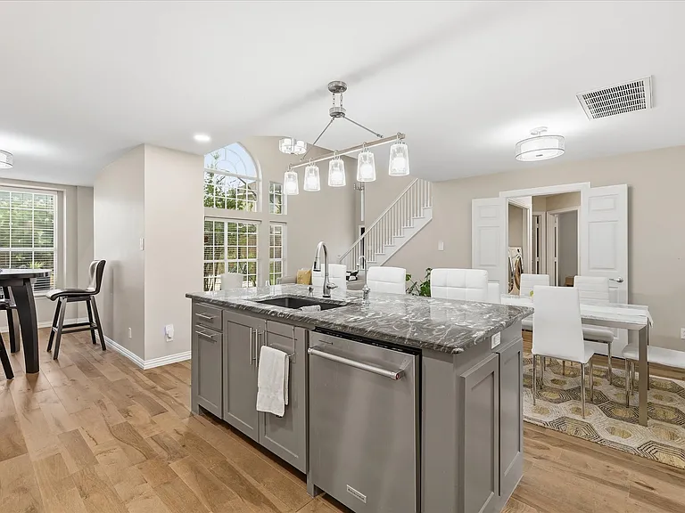 600 Raintree Cir — Photo 16