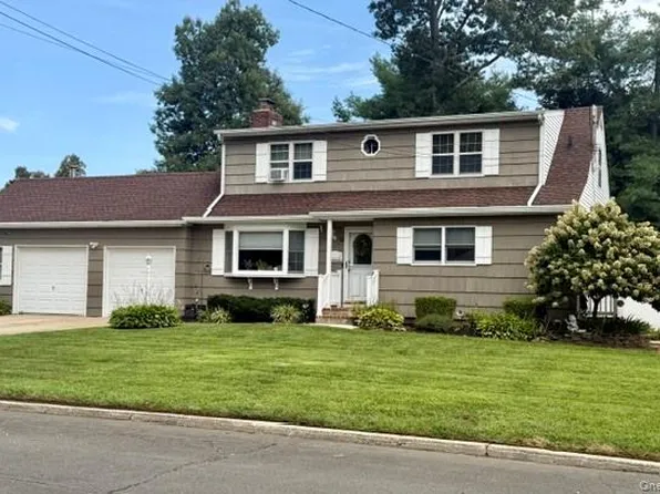 13 Westwood Drive, North Babylon, NY 11703
