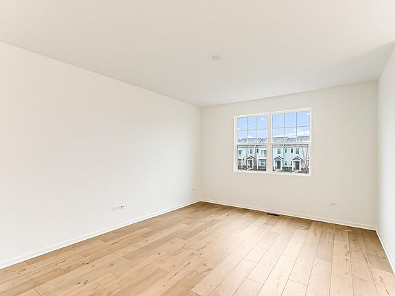 5th image of 420 Comstock Rd