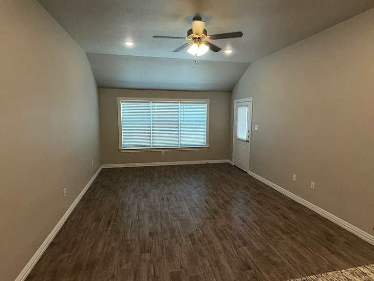 826 United Dr — Photo 12