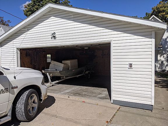 4th image of 706 W Robinson St