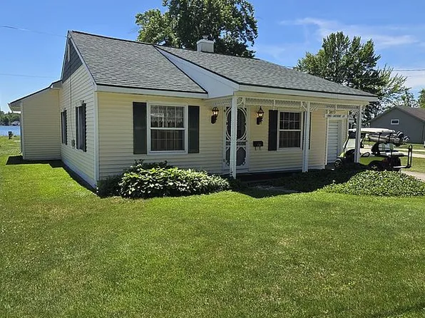 734 Lakeview Dr, Lake Odessa, MI 48849