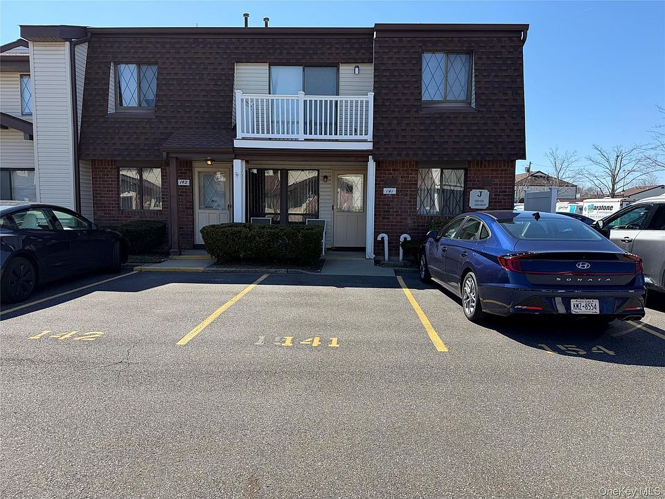 1st image of 141 Cambridge Drive E #141