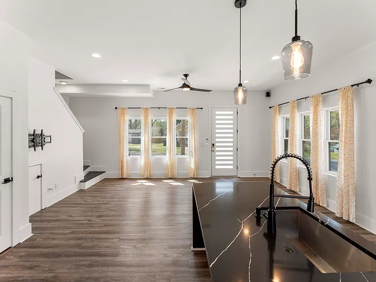 203 Nelson St — Photo 13