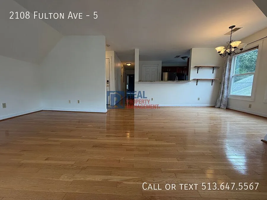 Great Location and Modern Design — Photo 4