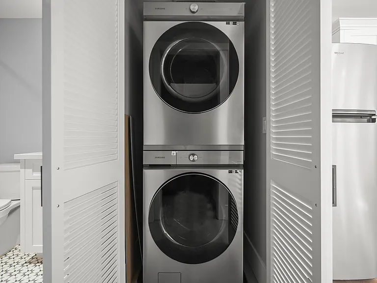 Stackable washer/dryer