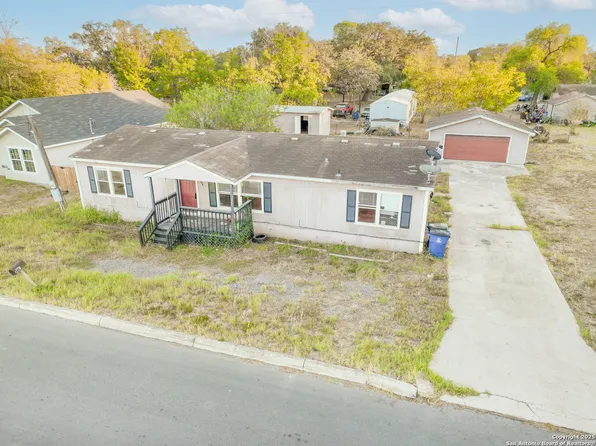 808 Uvalde St, Pleasanton, TX 78064