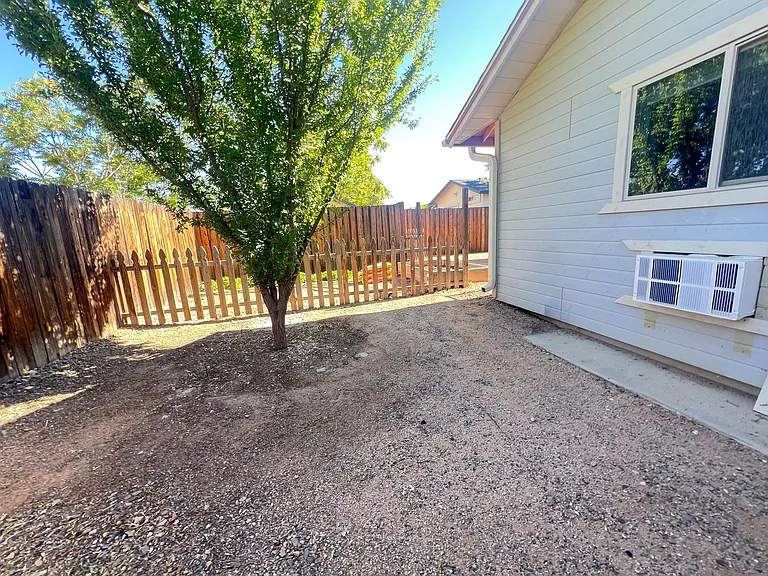 626 S Park Cir — Photo 6