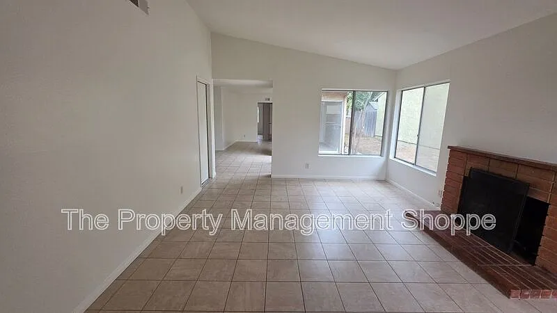 3 bed, 2.0 bath, 1449 sqft, $3,400 — Photo 2