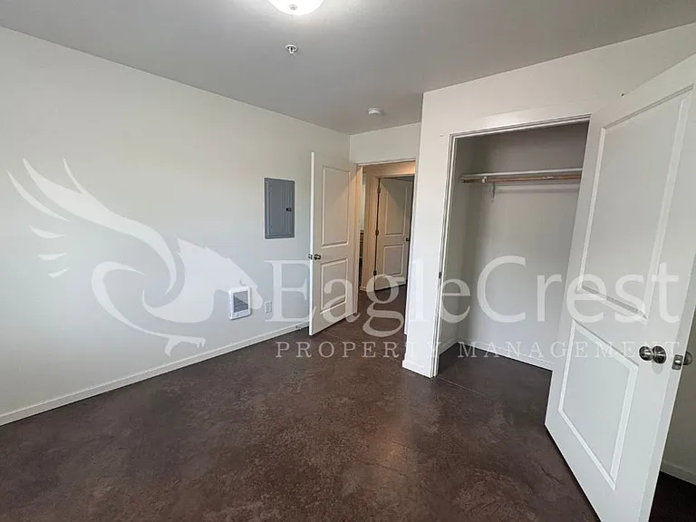 942 NE Spitzenburg St — Photo 48