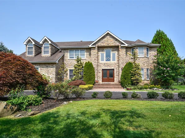 5 Home Court, Huntington, NY 11743